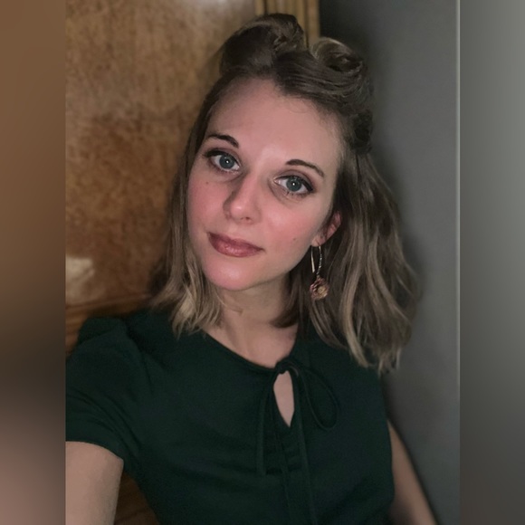 Meet your Posher, Anna - Picture 1 of 2